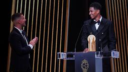 Pemenang penghargaan Kopa Trophy 2023 diumumkan oleh eks pemain Real Madrid dan Chelsea, Eden Hazard. (FRANCK FIFE / AFP)