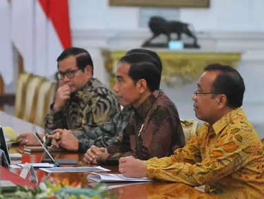 Presiden Joko Widodo saat menerima pimpinan MPR yakni Ketua MPR Zulkifli Hasan, sejumlah Wakil Ketua MPR Oesman Odang Sapta, Hidayat Nur Wahid, Mahyudin, dan EE Mangindaan‎ di Istana, Jakarta, Selasa (24/1). (Liputan6.com/Angga Yuniar)