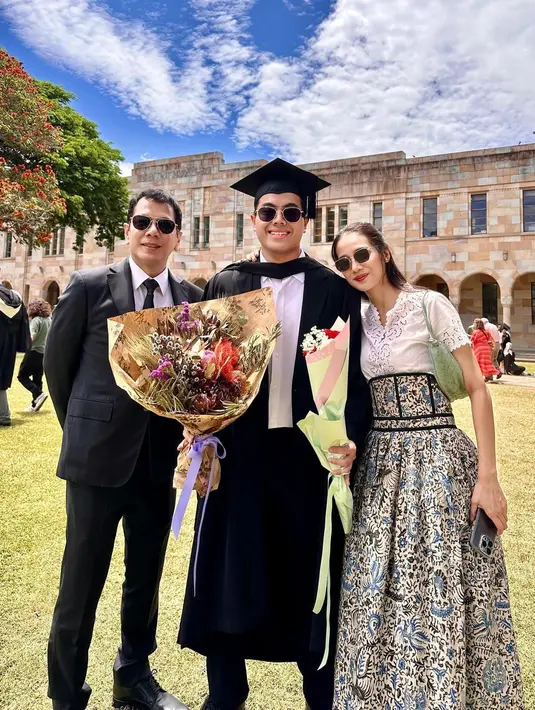 Gista Putri memilih gaya kebaya encim lengan pendek yang elegan. Dipadukannya kebaya tersebut dengan high waisted skirt batik memberikan sentuhan modern namun tetap mempertahankan keanggunan busana tradisional.  [@gistaputri]