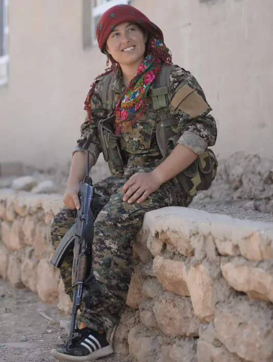 Prajurit perempuan Yazidi dari Unit Perlawanan Sinjar (YBS) memegang senapan saat Berpatroli penjagaan wilayah Pegunungan Sinjar dari serangan militan ISIS di Irak (6/6). (Reuters/Stringer)