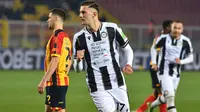 Lorenzo Lucca dari Udinese merayakan golnya pada pertandingan Serie A antara US Lecce dan Udinese Calcio di Stadion Via del Mare di Lecce, Italia, Sabtu dini hari WIB (22-2-2025). (Giovanni Evangelista/LaPresse via AP)