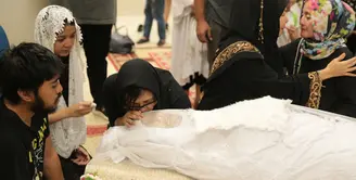 Suasana haru mewarnai rumah duka Yockie Suryo Prayogo. Sebelum jenazah ditutup dengan kain kafan, pihak keluarga satu persatu mencium jenazah musisi mantan keyboardis Godbless untuk terakhir kalinya. (Adrian Putra/Bintang.com)