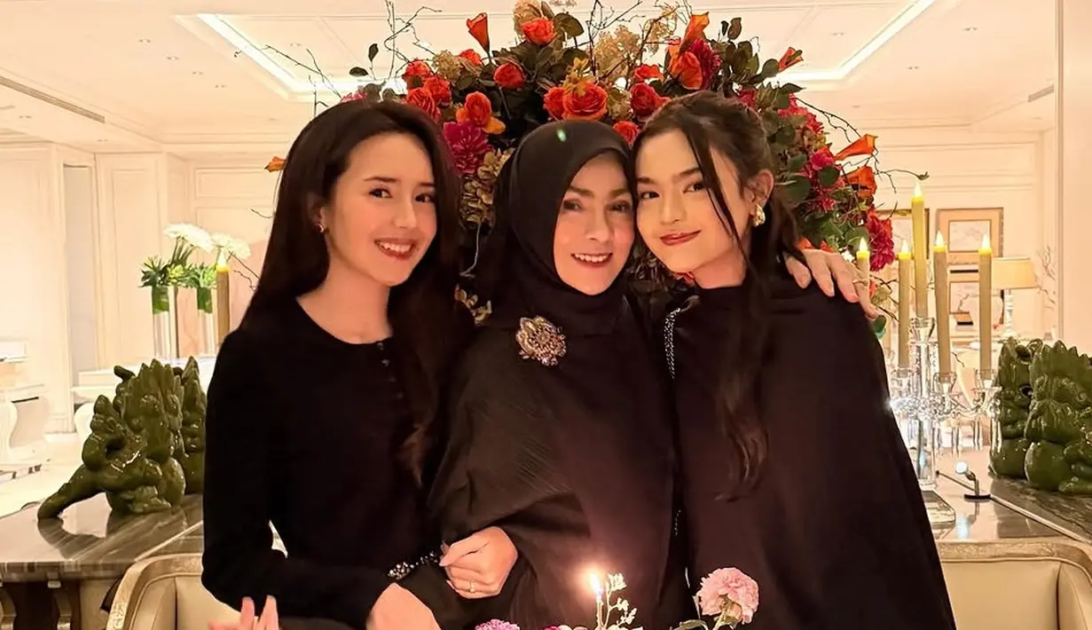 Kehangatan keluarga begitu terasa saat suami, anak-anak, dan menantu turut merayakan momen spesial ini. Teuku Atha, kakak Beby Tsabina, terlihat ikut serta memeriahkan acara bersama Cut Keysha, sang adik, yang tampil anggun di perayaan tersebut. Beby sendiri hadir bersama sang suami, Rizky Natakusumah, menciptakan suasana yang semakin akrab dan penuh kasih sayang. (Liputan6.com/IG/@linda_darmawan03)