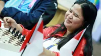 Atlit catur Indonesia Tati Karhati tersenyum buat fansnya saat akan bertanding di babak penyisihan catur cepat  ke empat di  ajang Asian Para Games 2018, di GOR Jakarta, Kamis (11/10/2018). INAPGOC/Setiyo Sc