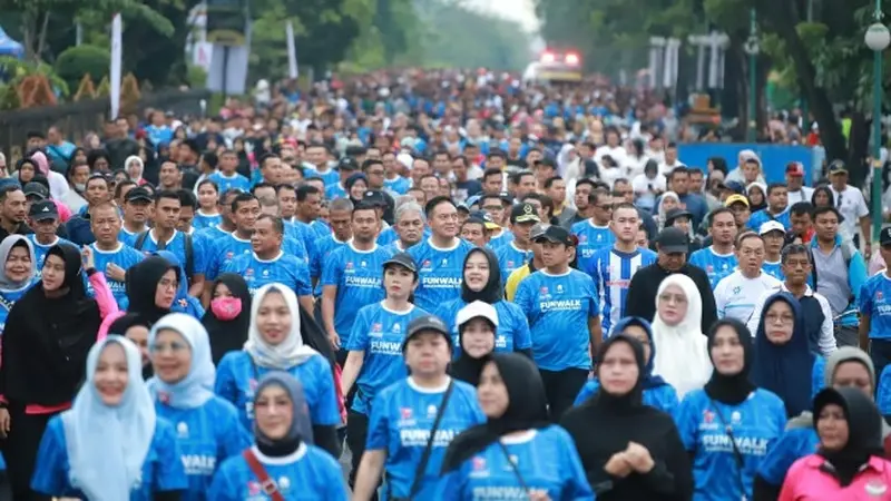 Ribuan warga Pekanbaru bersama Polda Riau dalam Bhayangkara Fun Walk di car free day.