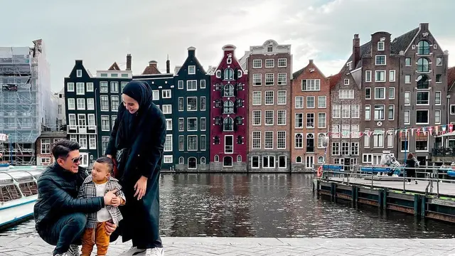 8 Gaya Hijab Zaskia Sungkar Liburan di Eropa Sambil Momong Ukkasya, Curi Perhatian