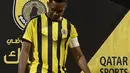 Penyerang Samuel Eto'o menunjukkan skill bermain bola selama presentasi dirinya di Doha, (14/8). Eks Striker Barcelona ini menandatangani kontrak selama satu tahun di klub tersebut. (AFP Photo/Karim Jaafar)