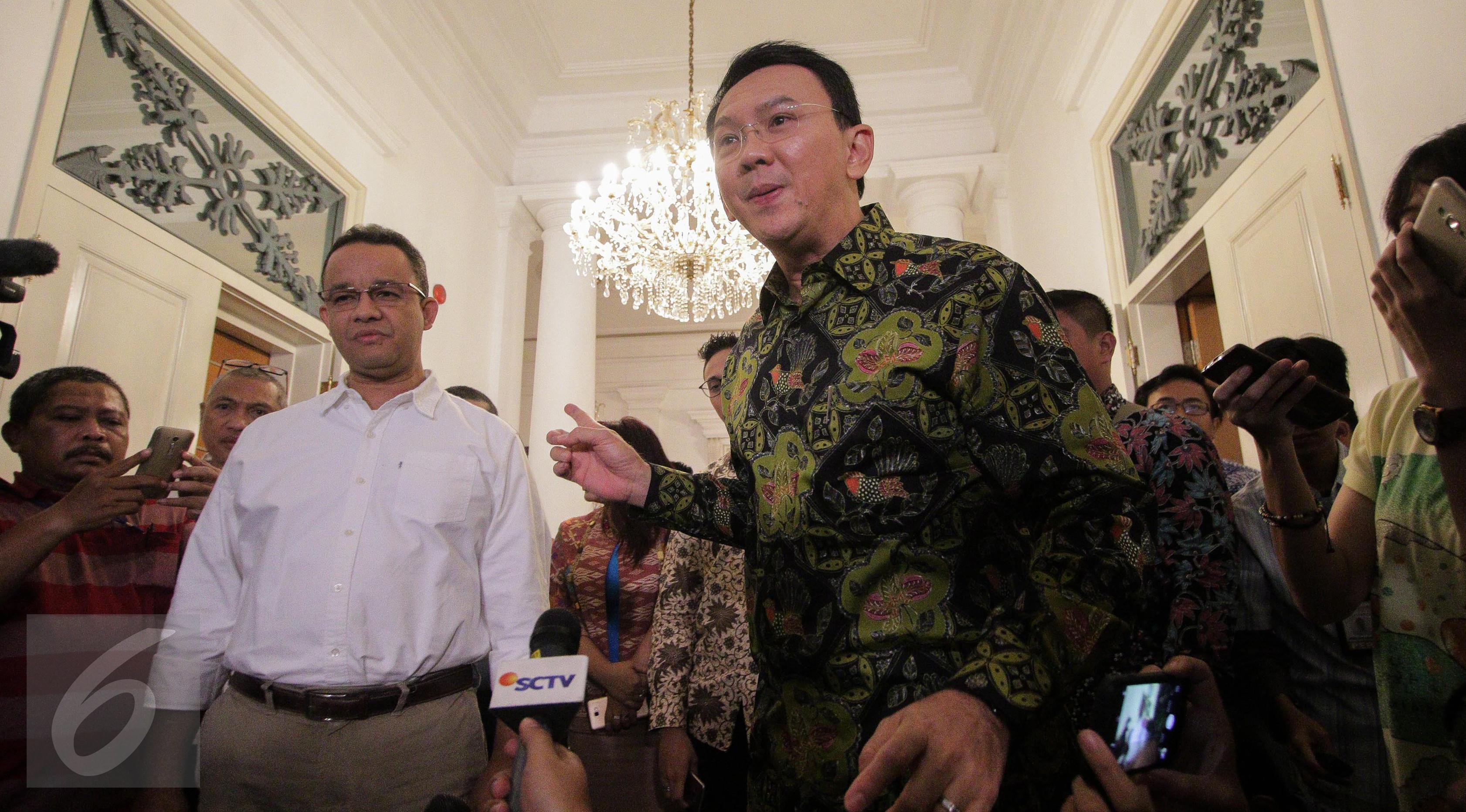 Gubernur DKI Basuki T Purnama atau Ahok dan Cagub DKI, Anies Baswedan melakukan jumpa pers di Balai Kota DKI Jakarta, Kamis (20/4). Pertemuan perdana mereka pasca pencoblosan kemarin hanya berlangsung sekitar 20 menit. (Liputan6.com/Faizal Fanani)