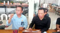 Zulhamdi,&nbsp; sekretaris perusahaan PLN Batam memaparkan skema kenaikan tarif listik di Batam. Foto: liputan6.com/ajang nurdin&nbsp;