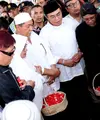 Deddy Mizwar sengaja meluangkan waktu dari tugasnya sebagai Wakil Gubernur Jawa Barat. Ia datang ke TPU Tanah Kusir, Jakarta Selatan. (Wimbarsana/Bintang.com)