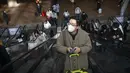 Para pelancong menaiki eskalator di Stasiun Kereta Api Beijing Barat di Beijing, Rabu, 18 Januari 2023. China pada Desember mencabut kebijakan "nol-COVID" yang ketat, melepaskan gelombang keinginan perjalanan yang terpendam, terutama di sekitar waktu terpenting China untuk pertemuan keluarga, yang disebut di China sebagai Festival Musim Semi, yang mungkin satu-satunya waktu di satu tahun ketika pekerja perkotaan kembali ke kampung halaman mereka. (AP Photo/Mark Schiefelbein)
