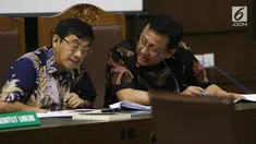 Mantan Ketua DPD Irman Gusman (kanan) berbincang saat sidang pendahuluan di Pengadilan Tipikor Jakarta, Rabu (10/10). Irman mengajukan peninjauan kembali (PK) ke MA terkait dugaan suap alokasi gula impor yang menjeratnya. (Liputan6.com/Herman Zakharia)