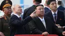 Presiden Rusia Vladimir Putin dan pemimpin Korea Utara Kim Jong Un memeriksa landasan peluncuran selama pertemuan mereka di kosmodrom Vostochny di luar kota Tsiolkovsky, sekitar 200 kilometer (125 mil) dari kota Blagoveshchensk di wilayah timur jauh Amur, Rusia, pada Rabu, 13 September 2023. (Mikhail Metzel, Sputnik, Kremlin Pool Photo via AP)