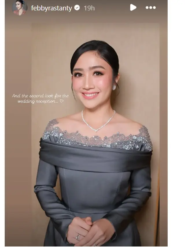 6 Potret Kebaya Febby Rastanty di Resepsi Nikah Sang Adik, Gaya Off-Shoulder Elegan