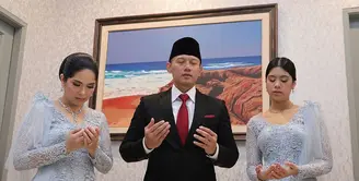 Sebelum resmi dilantik, AHY bersama istri dan anaknya pun terlihat berdoa. Keluarga ini pun tampil dengan busana formal. [dok. Bintang Radityo]