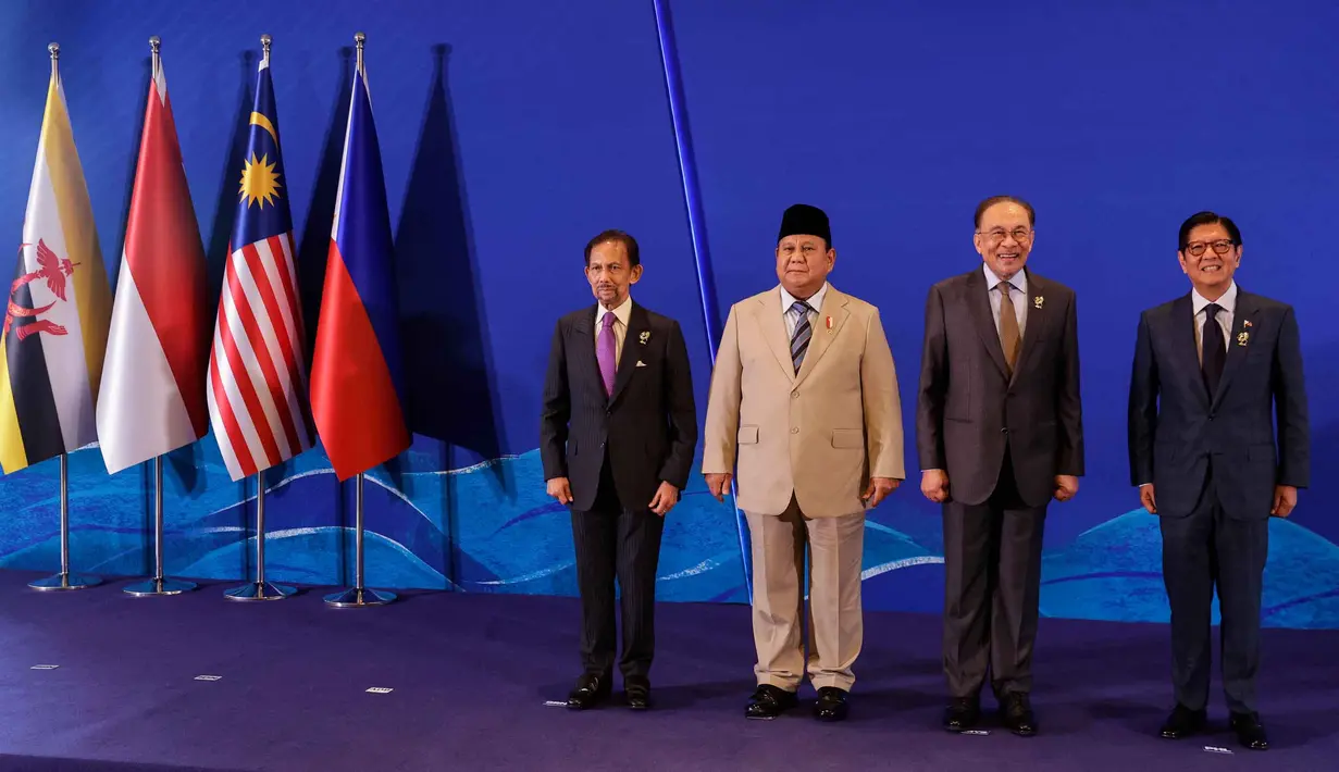 Acara merupakan forum strategis untuk memperkuat konektivitas dan kerja sama ekonomi sub-kawasan ASEAN. Tampak dalam foto, Sultan Brunei Hassanal Bolkiah, Presiden Indonesia Prabowo Subianto, Perdana Menteri Malaysia Anwar Ibrahim, dan Presiden Filipina Ferdinand Marcos Jr. (dari kiri ke kanan) berfoto bersama dalam KTT Khusus Brunei Darussalam-Indonesia-Malaysia-Filipina Kawasan Pertumbuhan ASEAN Timur (BIMP-EAGA) di sela-sela KTT ke-48 Perhimpunan Bangsa-Bangsa Asia Tenggara (ASEAN) di Cebu, Filipina, Kamis 7 Mei 2026. (Rolex DELA PENA/POOL/AFP)