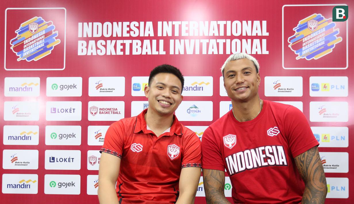 <p>Pemain Timnas Basket Putra Indonesia, Andakara Prastawa (kiri) dan Brandon Jawato berfoto saat konferensi pers Indonesia International Basketball Invitational di Indonesia Arena, Senayan, Jakarta, Kamis (27/07/2023). (Bola.com/Bagaskara Lazuardi)</p>