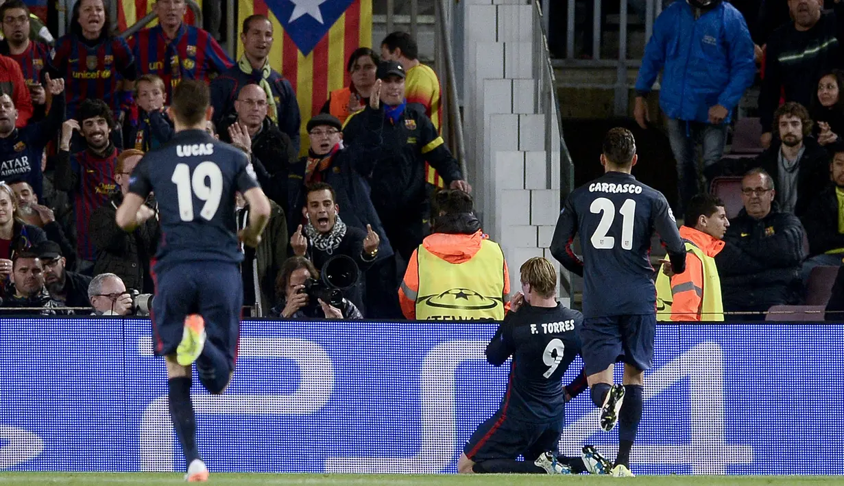 Ekspresi striker Atletico Madrid, Fernando Torres, setelah mencetak gol ke gawang Barcelona pada leg pertama perempat final Liga Champions di Stadion Camp Nou, Rabu (6/4/2016) dini hari WIB. (AFP/Josep Lago)