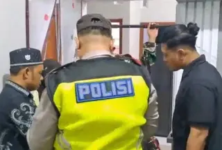 Penyidik Satreskrim dan dokter forensik melakukan visum kepada jasad korban. (Ist)