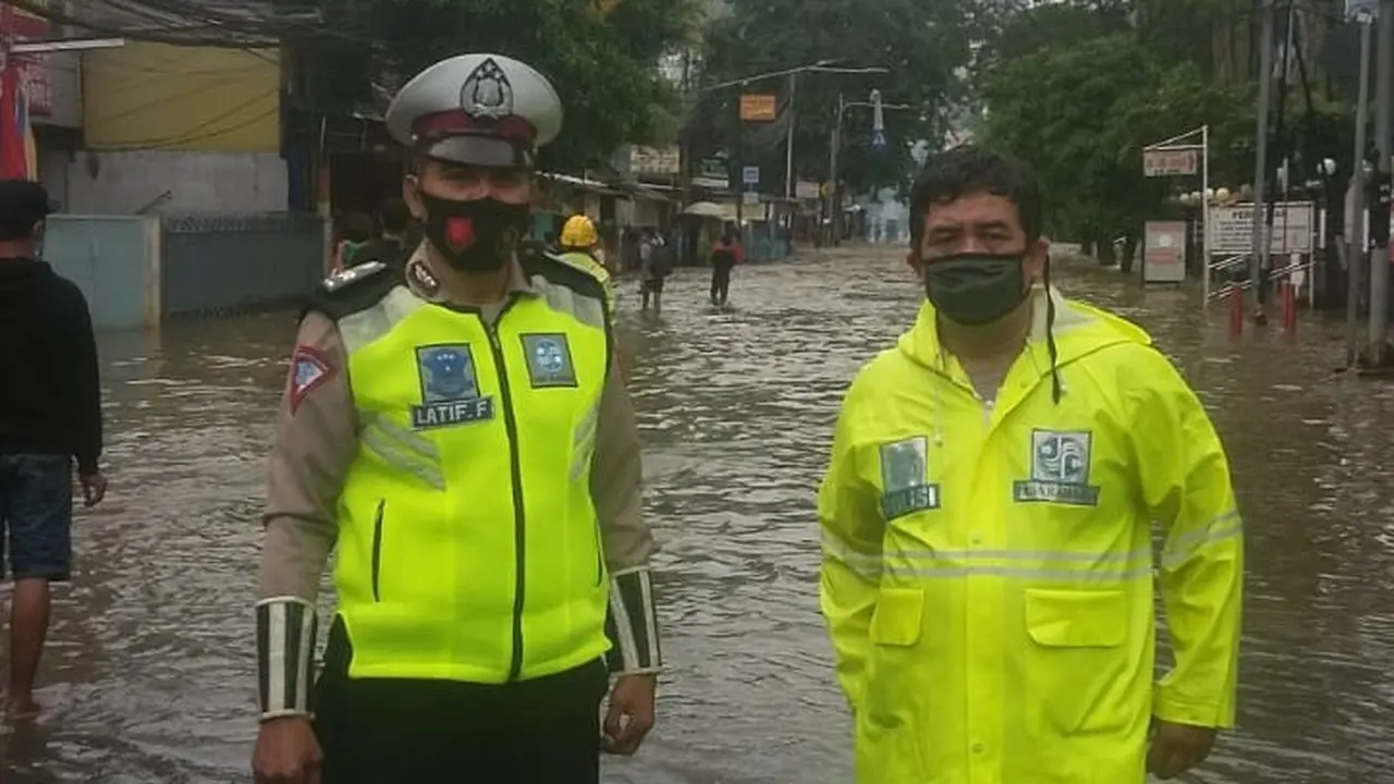 Genangan Air di Jalan Bendungan Hilir Raya depan RSAL Mintoharjo Jakpus, pada Sabtu pagi (20/2/2021)