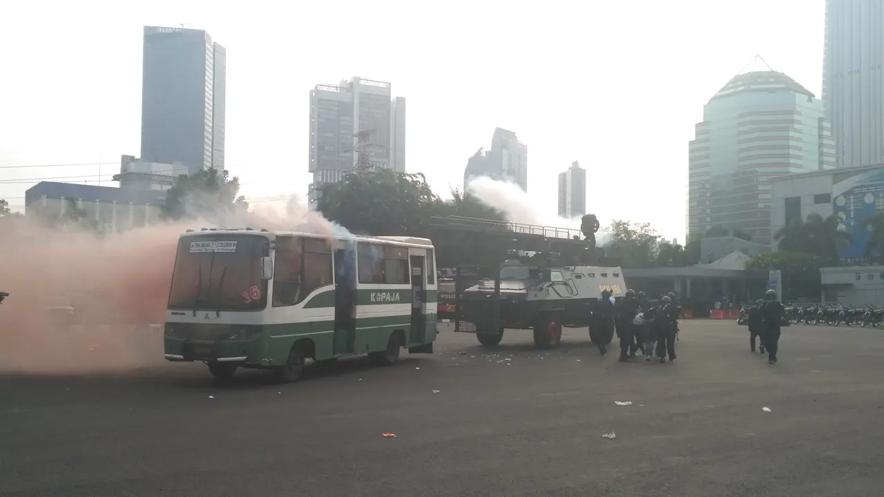Sebuah angkutan umum Kopaja P16 jurusan Tanah Abang-Cileduk meledak di Mapolda Metro Jaya.