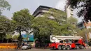 Sebuah mobil pemadam kebakaran terlihat berada di lokasi kebakaran yang melahap Museum Nasional Sejarah Alam di Ibu Kota India, New Delhi, Selasa (26/4). Sebanyak 35 mobil pemadam dikerahkan untuk memadamkan kobaran api. (REUTERS/Anindito Mukherjee)