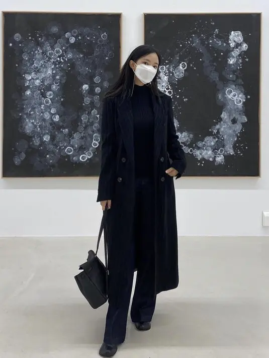 All black, dari coat, inner turtleneck, hingga loos pants digunakan Hyomin. Dan sling bag hitamnya pun melengkapi penampilannya.(@hyominnn)