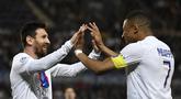 Paris Saint-Germain (PSG) memastikan meraih gelar juara Liga Prancis 2022/2023 yang menjadi raihan ke-11 sepanjang sejarah, saat kompetisi menyisakan satu pekan lagi. Dalam laga pekan ke-37, PSG yang menyambangi markas Strasbourg memperoleh tambahan satu poin saat bermain imbang 1-1 lewat gol Lionel Messi pada menit ke-59 yang berhasil dibalas tuan rumah lewat gol Kevin Gameiro pada menit ke-79. Dengan koleksi 85 poin, PSG sudah tak mungkin terkejar oleh pesaing terdekat mereka, Lens yang baru mengoleksi 81 poin. (AFP/Patrick Hertzog)