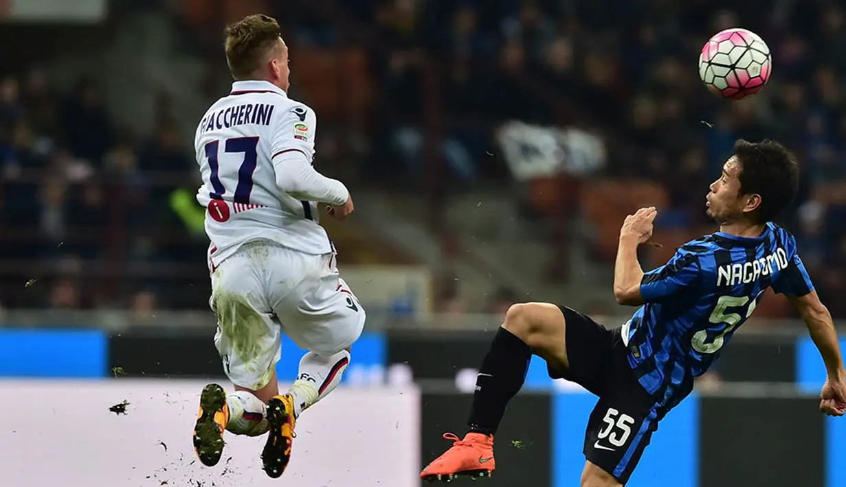 Bek Inter Milan, Yuto Nagatomo, duel udara dengan penyerang Bologna, Emanuele Giaccherini. Pada laga ini Inter Milan menguasai jalannya pertandingan dengan penguasaan bola 59 persen. (AFP/Giuseppe Cacace)