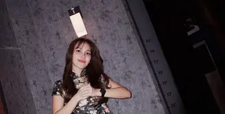 Detail kerah shanghai khas dan kancing tradisional menambahkan sentuhan autentik pada tampilannya, menciptakan perpaduan sempurna antara klasik dan modern.  [@ayutingting92].