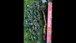 Para fotografer yang biasanya berlomba-lomba mencari momen para pemain starter yang ada didepannya malah lebih memilih berbalik arah memotret deretan para pemain cadangan yang di dalamnya ada Cristiano Ronaldo. (AFP/Giuseppe Cacace)