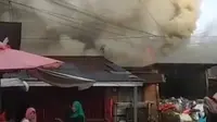 Kebakaran melanda Pasar Bawah Bukittinggi, Minggu (15/2/2022). (Liputan6.com/ ist)