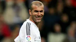 1. Zinedine Zidane - Pelatih Real Madrid ini merupakan salah satu rekrutan termahal Los Blancos. Zidane direkrut Madrid pada musim 2001/2002 dari Juventus dengan dana sebesar 77,5 juta euro. (AFP/Philippe Desmazes)\