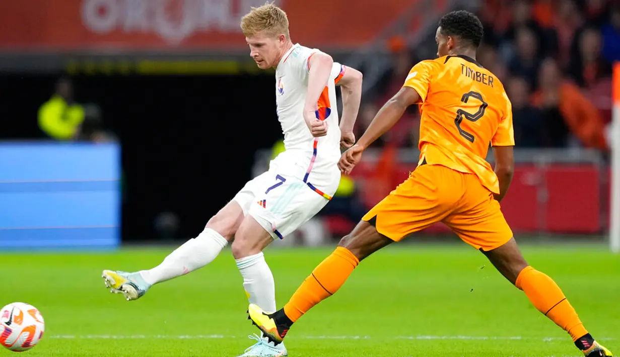 Pemain Belanda Jurrien Timber (kanan) berebut bola dengan pemain Belgia Kevin de Bruyne pada pertandingan sepak bola UEFA Nations League di Johan Cruyff ArenA, Amsterdam, Belanda, 25 September 2022. Belanda menang 1-0. (AP Photo/Peter Dejong)
