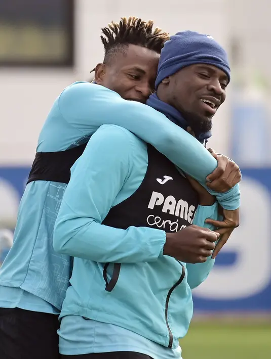 Gelandang Villarreal, Samuel Chukwueze (kiri) dan bek Serge Aurier menghadiri sesi latihan di Ciudad deportiva Villarreal di Vila-Real (5/4/2022). Villarreal akan bertanding melawan Bayern Munchen pada leg pertama perempat final Liga Champions di Estadio de la Ceramica, Spanyol. (AFP/Jose Jordan)