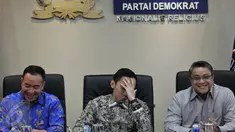 Ketua Fraksi Partai Demokrat Edhie Baskoro Yudhoyono (tengah) memberikan keterangan di Ruang Fraksi, Senayan, Jakarta, Rabu (20/1/2016). Ibas mengaku keberatan atas wacana merevisi UU tentang Pemberantasan Terorisme dan BIN. (Liputan6.com/Johan Tallo)