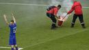 3. Laga antara Kroasia dan Republik Ceska sempat dihentikan oleh wasit akibat ulah penonton yang melempar flare ke dalam lapangan. Aksi ini mendapat kecaman dari para pemain yang kecewa dengan ulah para pendukungnya. (AFP/Jean-Philippe Ksiazek)