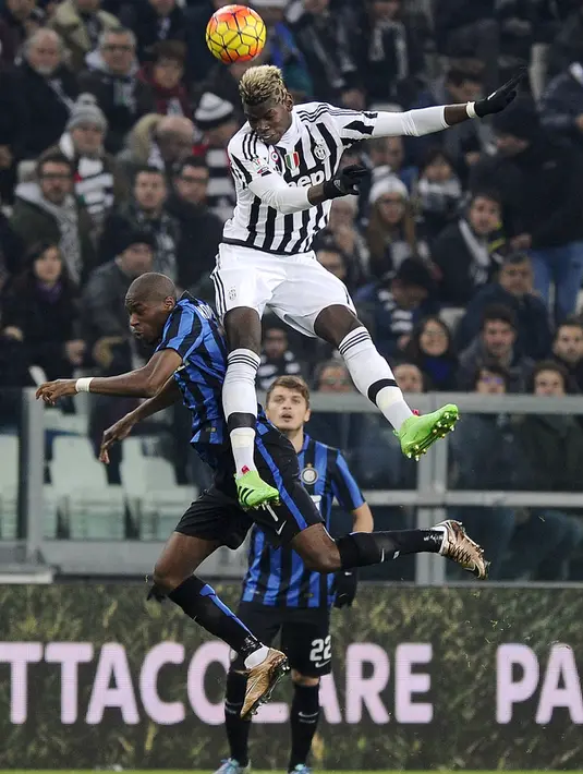 Gelandang Juventus, Paul Pogba (atas) berebut bola udara dengan gelandang Juventus, Geoffrey Kondogbia di leg pertama Coppa Italia di Stadion Olympic, Turin, (28/1/2016). Juventus menang atas Inter Milan dengan skor 3-0. (REUTERS/Giorgio Perottino)