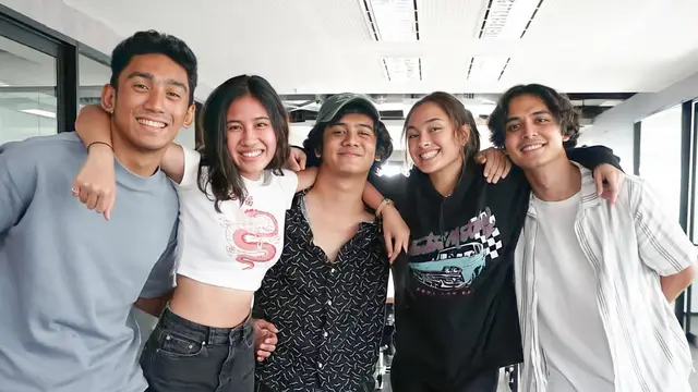 Debut Bintangi Web Series, Ini 6 Potret Daffa Wardhana Bareng Para Pemainnya
