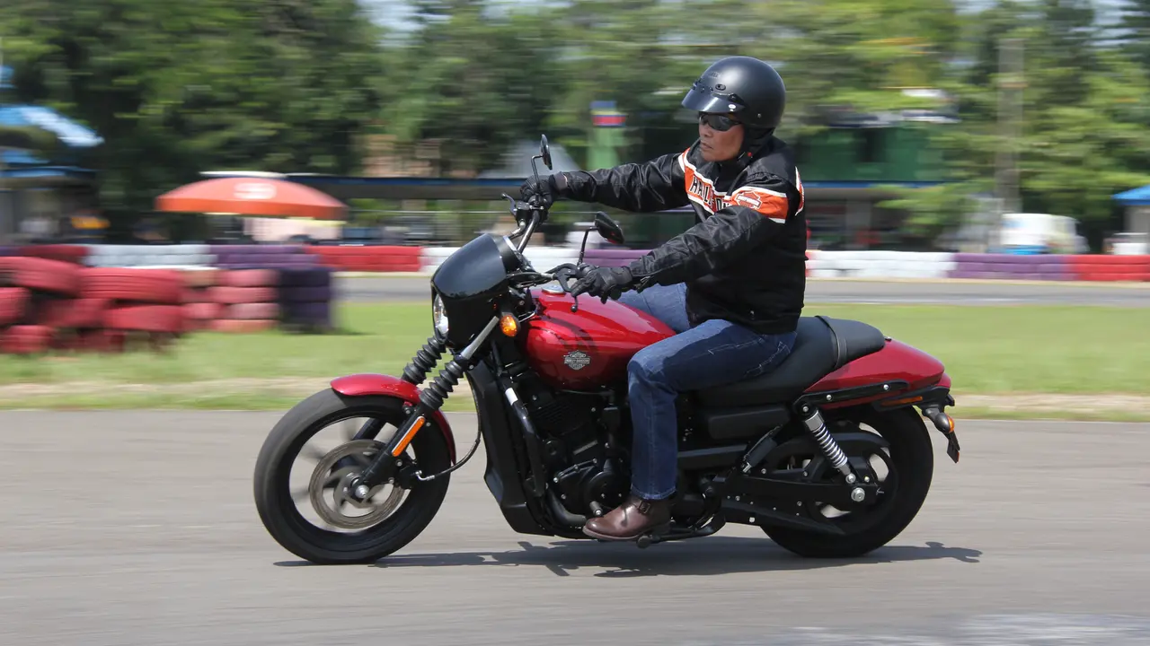 Harley Davidson Street 500 2
