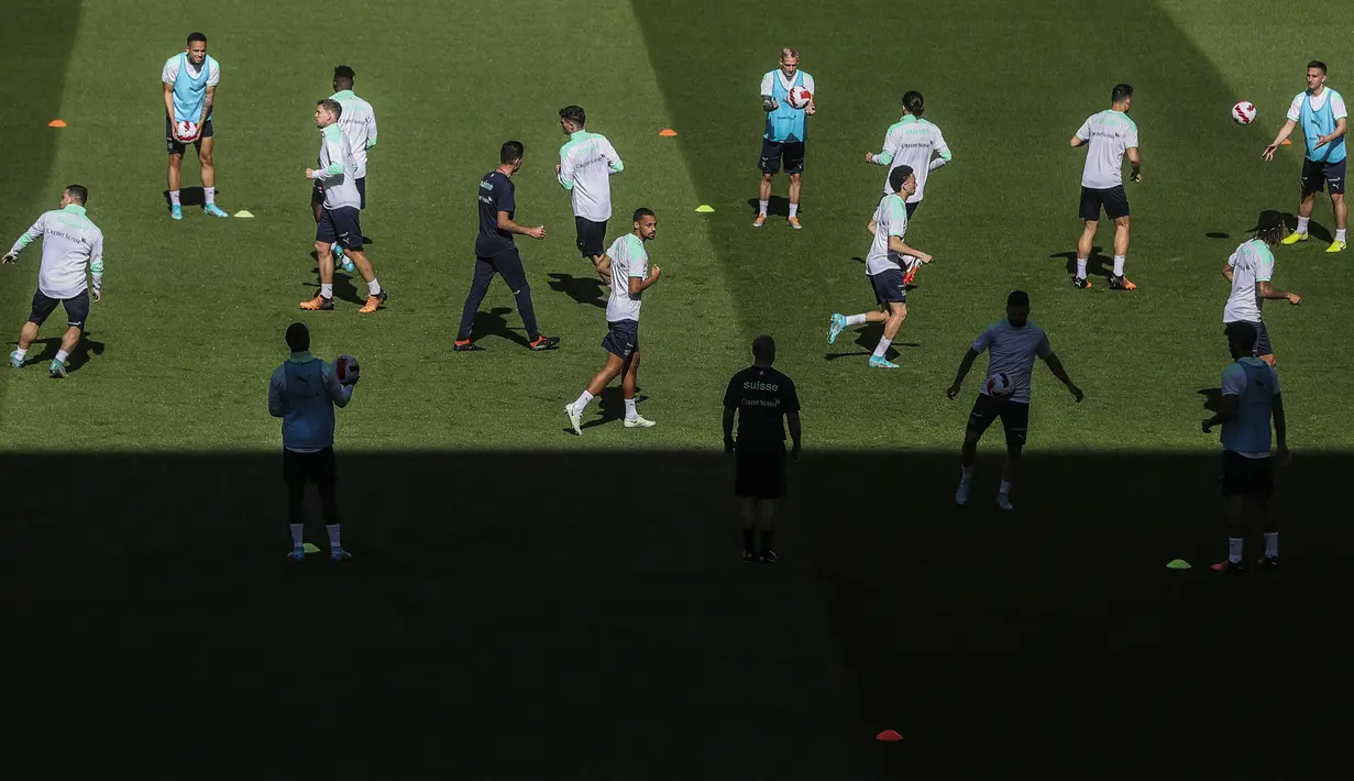 Para pemain timnas Swiss mengambil bagian dalam sesi latihan di Stadion Jose Alvalade di Lisbon, Sabtu (4/6/2022). Portugal akan menjamu Swiss pada matchday 2 Grup 2 UEFA Nations League A 2022/2023, Senin 6 Juni 2022 dini hari WIB di Estadio Jose Alvalade. (CARLOS COSTA / AFP)