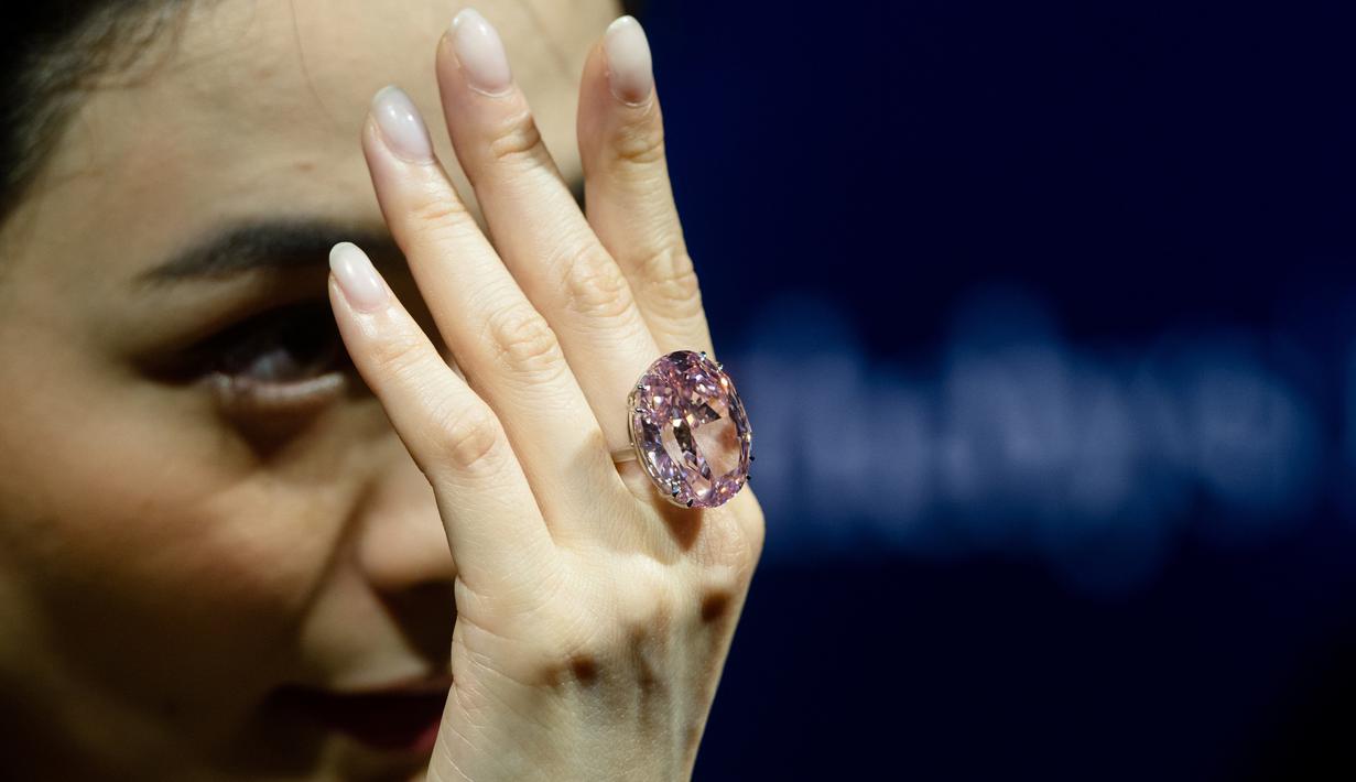 Pink Star merupakan hasil penambangan De Beers pada 1999 sebagai berlian kasar 132,5 karat. Berlian itu dipotong dan dipoles kini menjadi berlian yang paling berharga yang pernah dijual. (AFP Photo)
