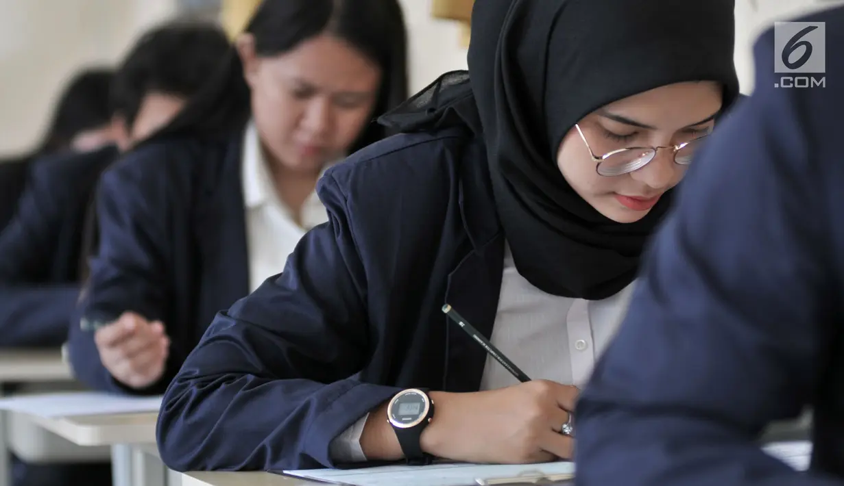 Peserta mengerjakan soal Ujian Sekolah Berbasis Komputer (USBK) Paket C di Gedung SDN 03 Sumur Batu, Kemayoran, Jakarta, Kamis (21/3). USBK Paket C di Kecamatan Kemayoran diikuti oleh 359 peserta. (merdeka.com/Iqbal Nugroho)