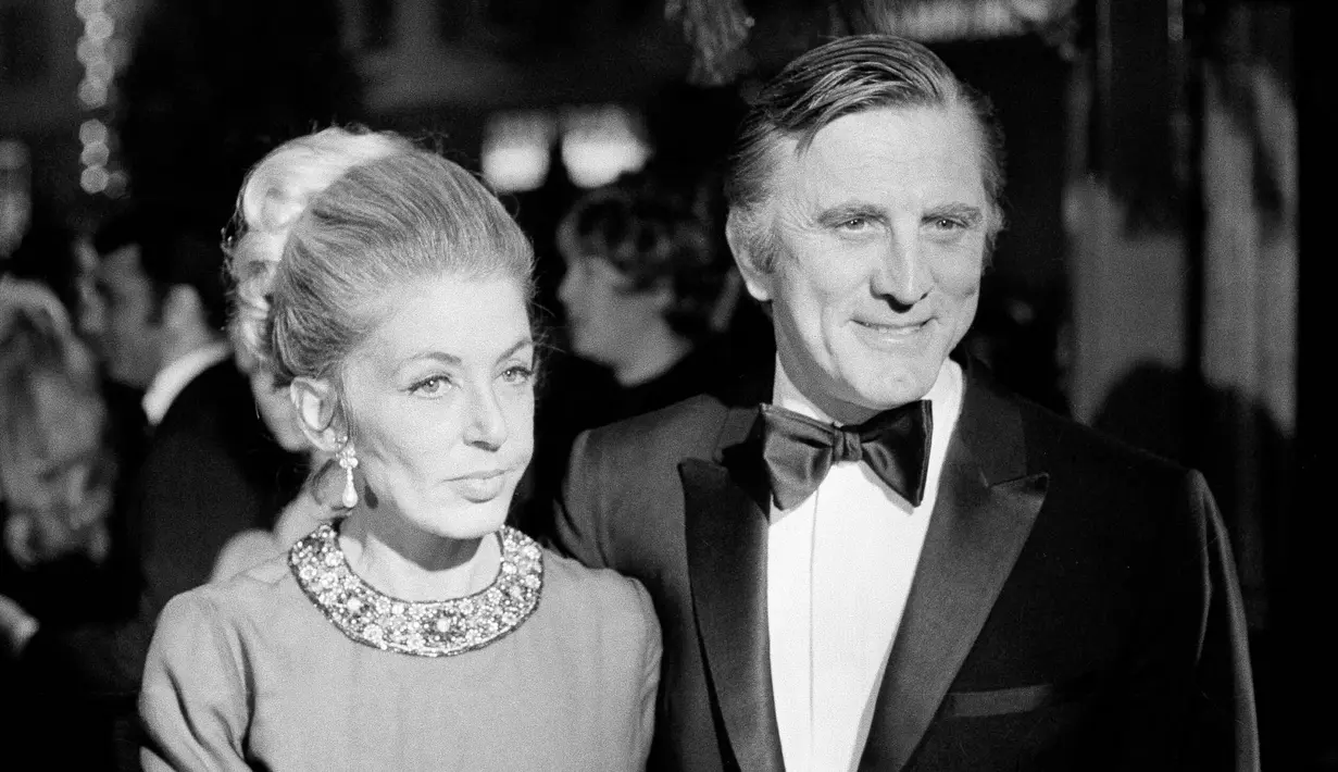 Aktor Hollywood Kirk Douglas dan istrinya Anne menghadiri pemutaran perdana 'Hello Dolly' di Los Angeles, Amerika Seirikat, 19 Desember 1969. Kirk Douglas pemenang untuk Honorary Award pada Piala Oscar 1996. (AP Photo/David F Smith, File)