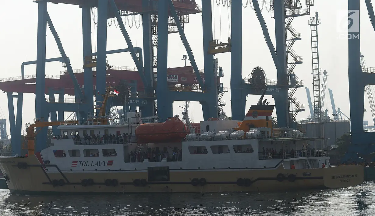 Peserta mudik sepeda motor gratis naik kapal laut berada di KM Sabuk Nusantara 97 yang mulai berlayar dari Pelabuhan Penumpang Tanjung Priok, Jakarta, Rabu (13/6). Program mudik gratis ini dengan tujuan Semarang, Jawa Tengah. (Merdeka.com/Imam Buhori)
