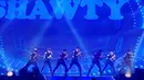 Super Junior kembali menyapa penonton--khususnya penggemarnya yang disebut ELF--dengan suguhan konser 'Super Show 6' di Indonesia Convention Exhibition (ICE), BSD, Tangerang, Minggu (3/5/2015). (Liputan6.com/Faisal R Syam)