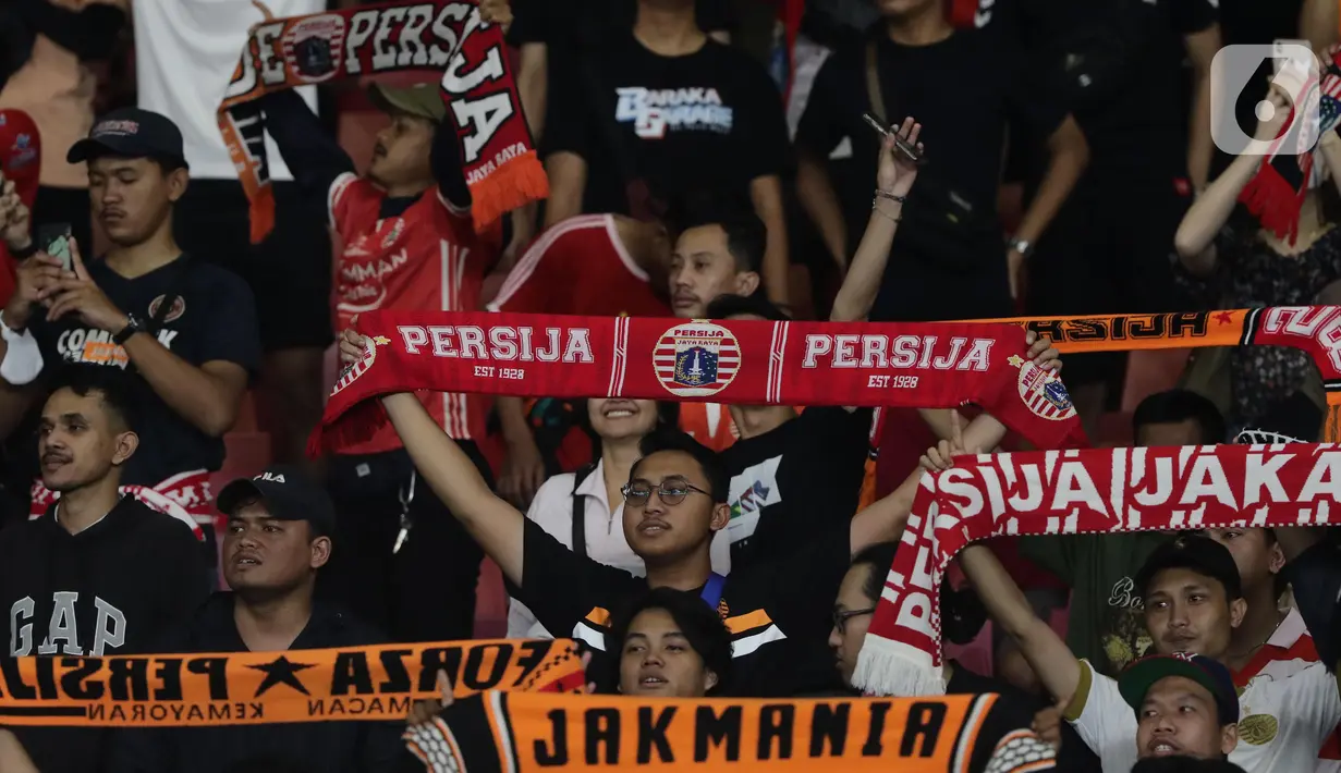Sejumlah suporter Persija saat mendukung tim kesayangannya bertanding melawan PSM di Stadion Utama Gelora Bung Karno, Jakarta, Senin (3/7/2023). (Liputan6.com/Helmi Fithriansyah)