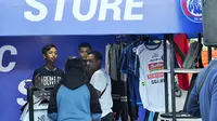 Arema FC masih menjual jersey lama di official store ketika launching tim di Stadion Kanjuruhan, Kabupaten Malang (4/5/2019). (Bola.com/Iwan Setiawan)