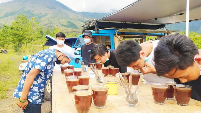 Beberapa barista cilik tengah melakukan cupping coffe di kaki gunung Guntur, Garut, Jawa Barat. (Liputan6.com/Jayadi Supriadin)
