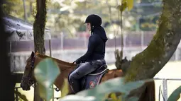 Potret Margin saat berkuda pun tak lepas dari sorotan netizen. Dirinya juga tampak tampil dengan perlengkapan kuda lengkap. (Liputan6.com/IG/@marginw)